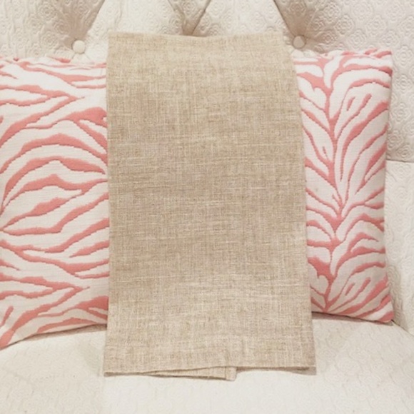 O11-Classic French Linen Guest Towel with Embroidered Monogram "L" - Picture 2 of 6